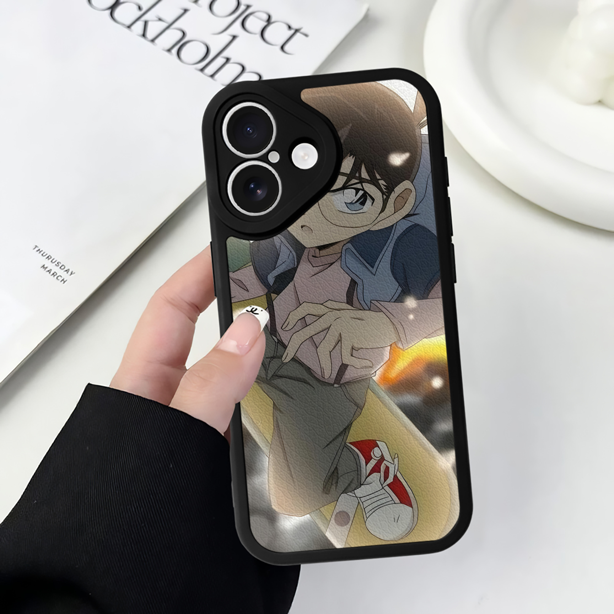 （画像用） 名探偵コナン Detective Conan 【iPhone 16シリーズ対応】シリコンスマホケース（レザー調） 材質：シリコン